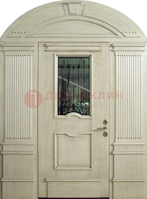 Белая входная дверь массив со стеклом и ковкой ДА-49 в Апрелевке