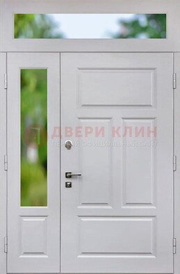 Белая полуторная железная дверь со стеклом и фрамугами ДФГ-10 в Апрелевке