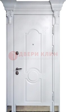 Белая металлическая дверь с массивом дуба для дома ДМД-59 в Апрелевке