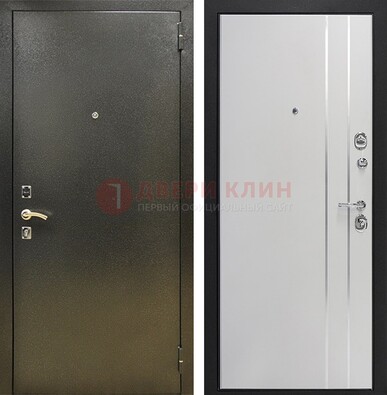 Железная темная дверь с порошковым покрытием и белая МДФ с молдингами  ДП-296 в Апрелевке