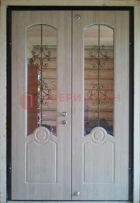 Парадная дверь со стеклянными вставками и ковкой ДПР-23 в деревянный дом в Апрелевке