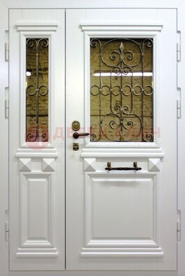 Белая парадная металлическая дверь со стеклом и ковкой ДПР-83 в Апрелевке