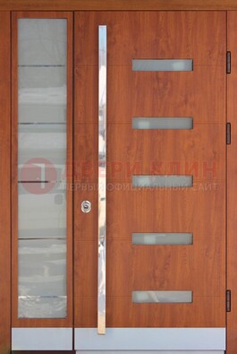 Коричневая металлическая дверь со стеклом ДС-72 в Апрелевке