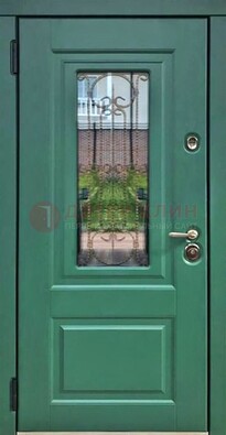 Зеленая металлическая дверь со стеклом и ковкой ДСК-113 в Апрелевке