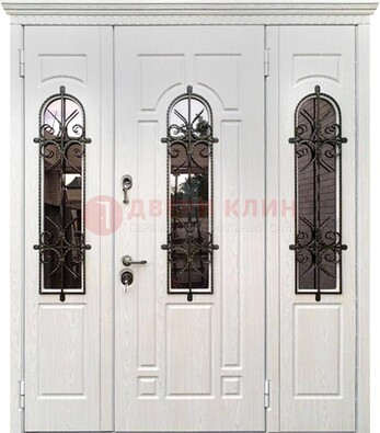 Белая распашная стальная дверь со стеклом и ковкой ДСК-125 в Апрелевке