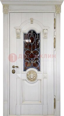 Белая железная дверь со стеклом и ковкой для кирпичного дома ДСК-155 в Апрелевке