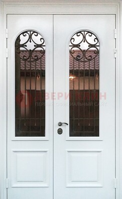Белая стальная дверь стекло с ковкой и филенкой ДСК-201 в Апрелевке