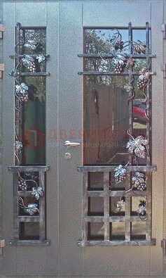 Распашная уличная дверь Порошок со стеклом и ковкой ДСК-221 в Апрелевке