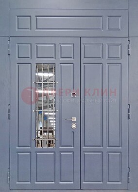 Серая двухстворчатая дверь Винорит со стеклом и ковкой ДСК-234 RAL 7024 в Апрелевке