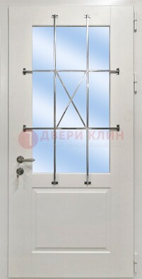 Белая простая железная дверь Винорит со стеклом и ковкой ДСК-257 в Апрелевке