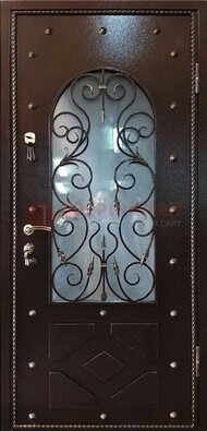Влагостойкая дверь со стеклом и ковкой с декором ДСК-37 в Апрелевке