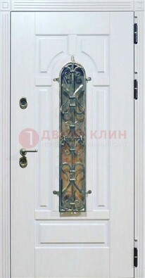 Белая остекленная металлическая дверь с ковкой ДСК-98 в Апрелевке