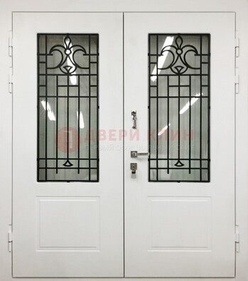 Белая двухстворчатая уличная дверь Винорит со стеклом ДСТ-4 в Апрелевке