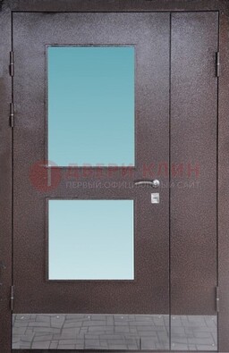 Коричневая тамбурная дверь со стеклянными вставками ДТМ-21 в Апрелевке