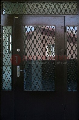 Коричневая тамбурная дверь со стеклянными вставками и ковкой ДТМ-32 в Апрелевке
