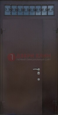 Коричневая тамбурная дверь со стеклянными вставками и ковкой ДТМ-39 в Апрелевке