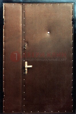 Коричневая тамбурная дверь с оформлением ДТМ-40 в Апрелевке