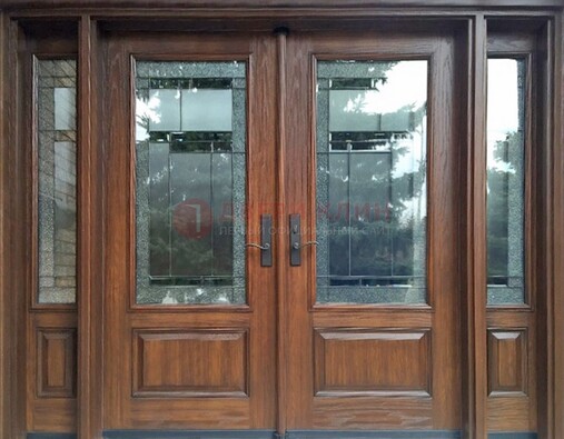 Распашная стальная дверь с массивом с витражом и фрамугами ВЖ-21 в Апрелевке