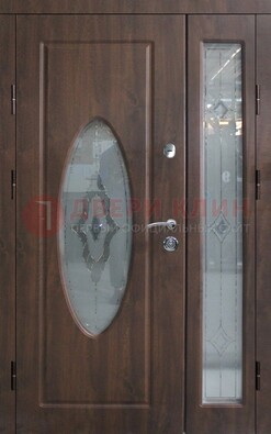 Коричневая двухстворчатая железная дверь с МДФ и витражом ВЖ-33 в Апрелевке
